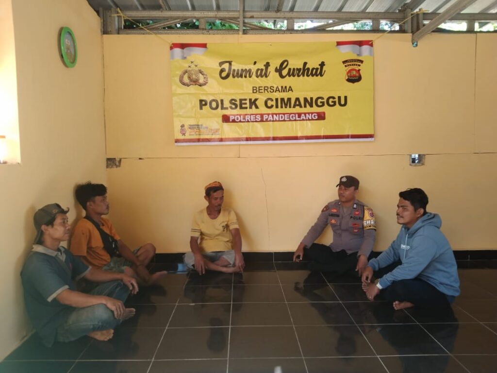 Bhabinkamtibmas Polsek Cimanggu Rutin Setiap Jumat Melakukan Program Jumat Curhat 7 WhatsApp Image 2024 08 09 at 23.21.45