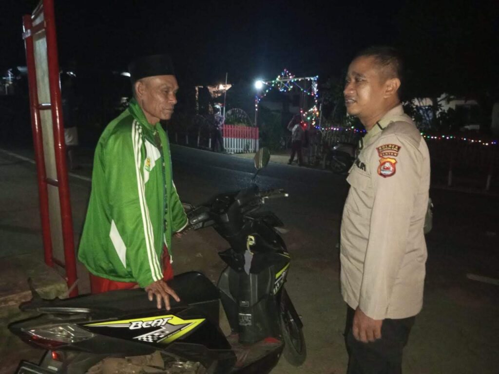 Petugas Piket Polsek Cimanggu Bripka Andri Sunarya Sambangi Gojek di Desa Cimanggu 9 WhatsApp Image 2024 08 09 at 23.22.04