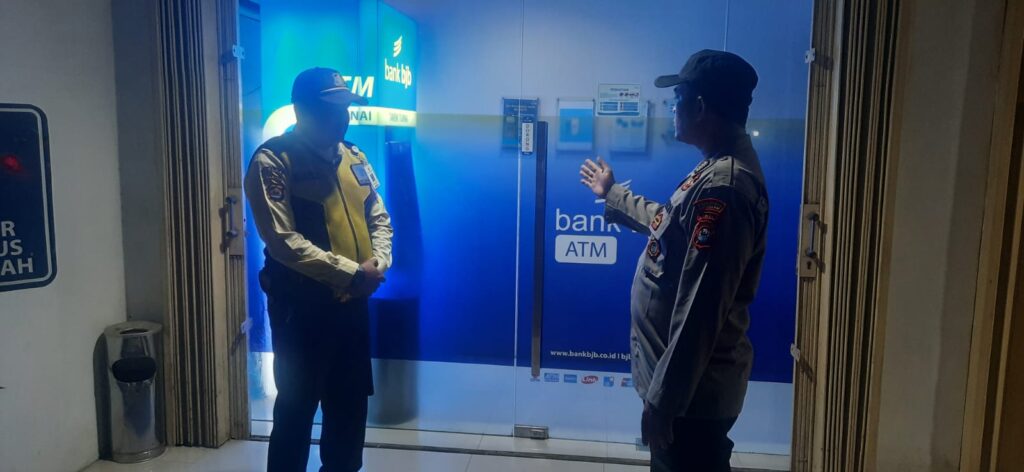 Polsek Picung Sambangi Obyek Vital Perbankan dalam Patroli Malam Dialogis 1 WhatsApp Image 2024 08 12 at 00.49.46