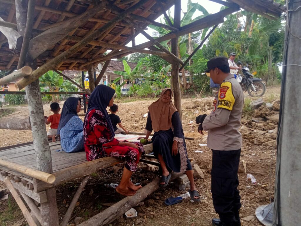 Aipda Fathur Bhabinkamtibmas Polsek Patia Sambangi Warga Kp. Sidamukti Sampaikan Pesan Kamtibmas 5 WhatsApp Image 2024 08 12 at 05.34.59