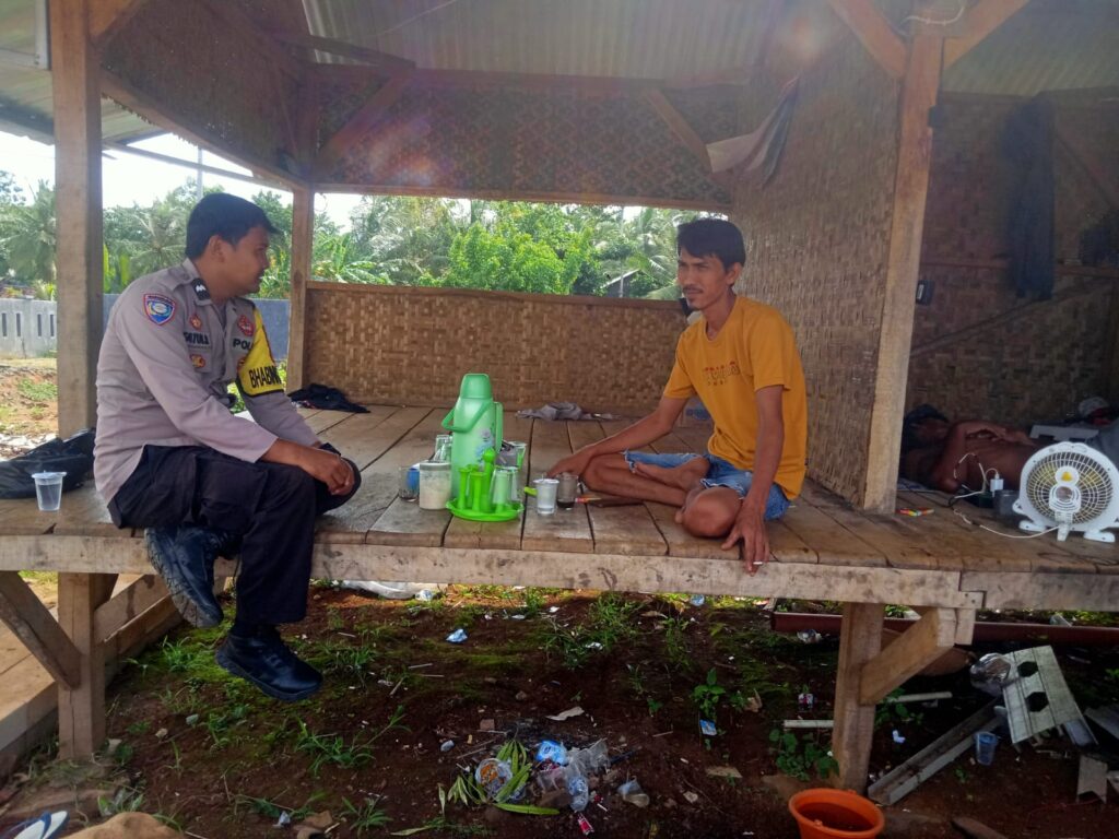 Bhabinkamtibmas Polsek Patia Aipda Fathur Ajak Warga Jaga Kamtibmas 6 WhatsApp Image 2024 08 12 at 05.40.47