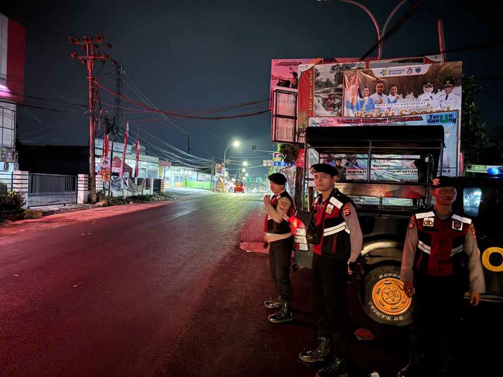 Sat Samapta Polres Pandeglang Gelar Strong Point di Persimpangan Cipacung 5 WhatsApp Image 2024 08 12 at 05.56.29 1