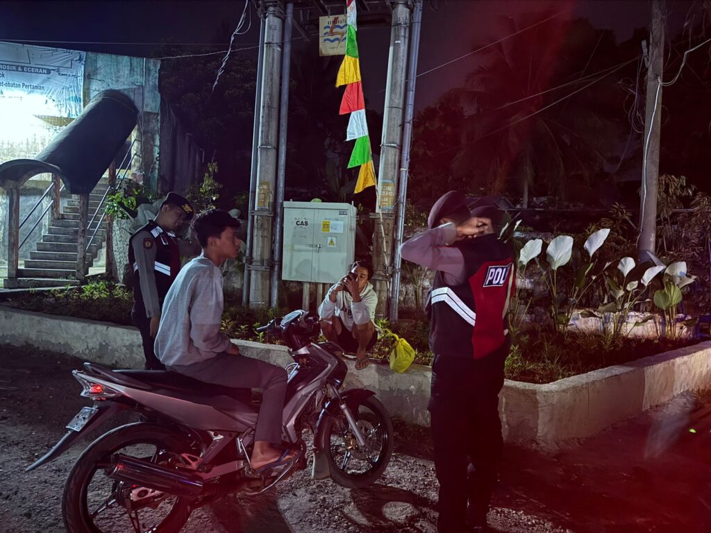 Sat Samapta Polres Pandeglang Sambangi Warga dalam Patroli Malam 4 WhatsApp Image 2024 08 12 at 05.56.29 2