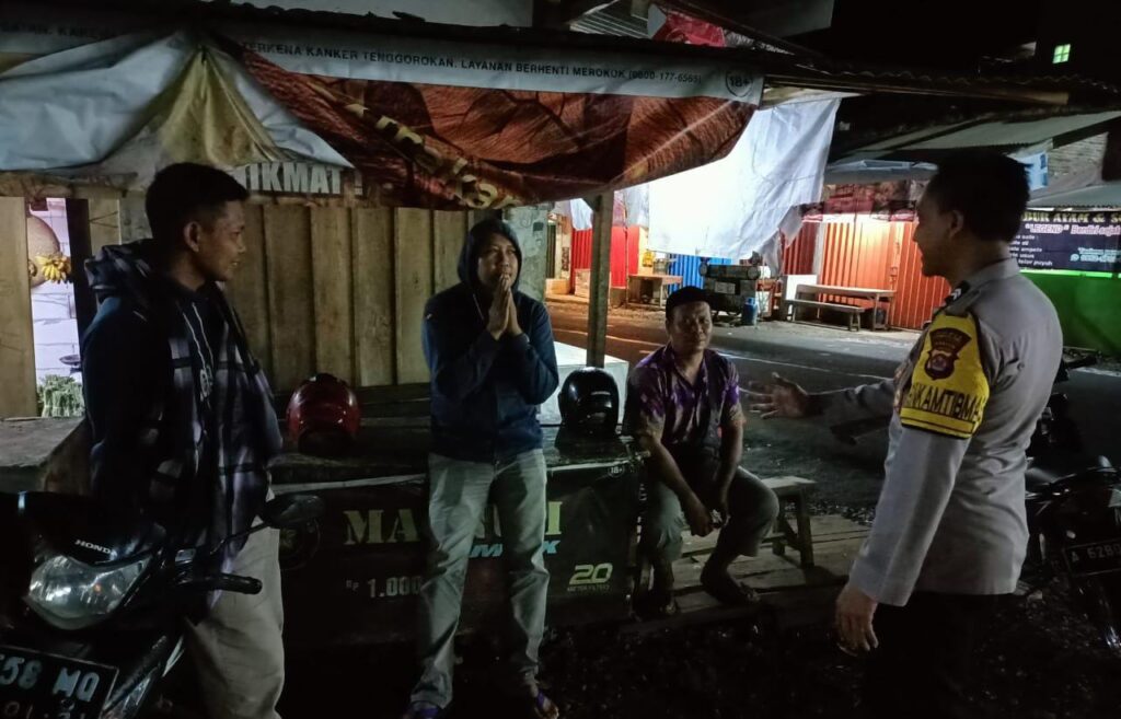 Polsek Cibaliung Gelar Sambang dan Patroli Malam, Ciptakan Rasa Aman dan Nyaman Bagi Warga Masyarakat 9 WhatsApp Image 2024 08 12 at 06.41.30