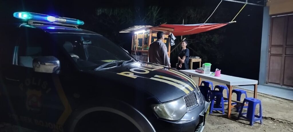 Polsek Bojong Polres Pandeglang Gelar Patroli Malam Dialogis untuk Cegah Kriminalitas 10 WhatsApp Image 2024 08 12 at 08.24.17