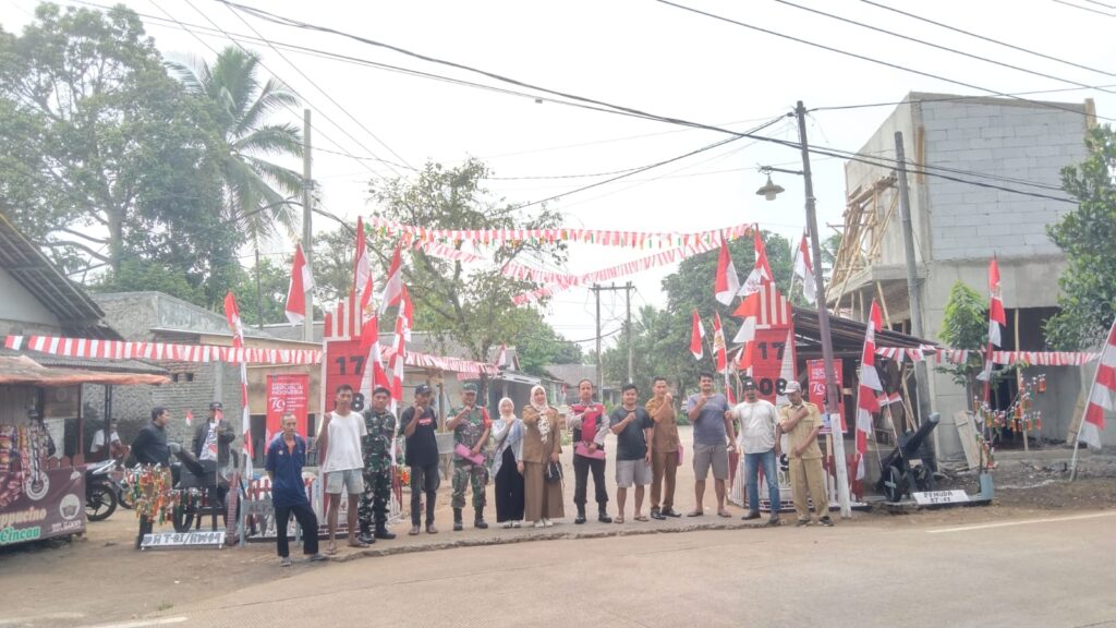 Polsek Bojong Dampingi Tim Penilai dalam Lomba Menghias Gapura di Kecamatan Bojong 10 WhatsApp Image 2024 08 12 at 11.18.30