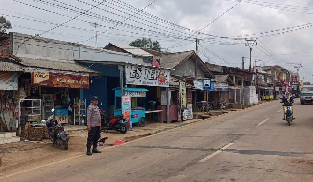 Polsek Bojong Polres Pandeglang Gelar Kegiatan Strong Point untuk Ciptakan Kamseltibcar Lantas 1 WhatsApp Image 2024 08 13 at 07.29.04