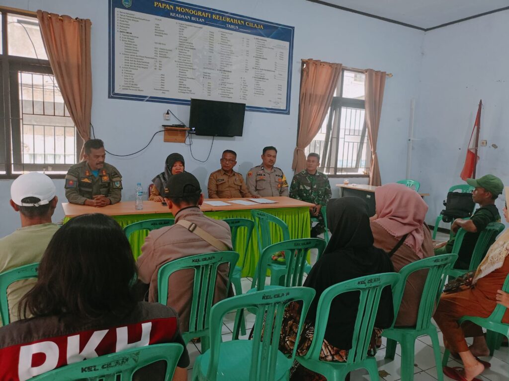 Bhabinkamtibmas Polres Pandeglang Briptu Aris Munandar hadiri rapat koordinasi pembentukan panitia 1 WhatsApp Image 2024 08 13 at 09.26.23