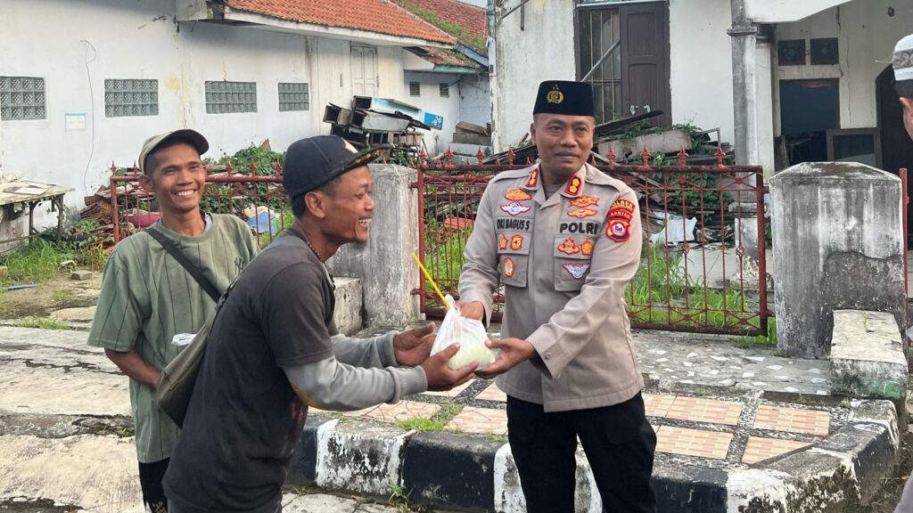 Kapolres Pandeglang Gelar Kegiatan Bagi-Bagi Takjil di Tugu Air Kebon Cau 8 WhatsApp Image 2025 03 20 at 09.07.04 scaled