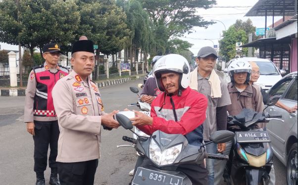 Kapolres Pandeglang dan Bhayangkari Berbagi Takjil kepada Pengguna Jalan 5