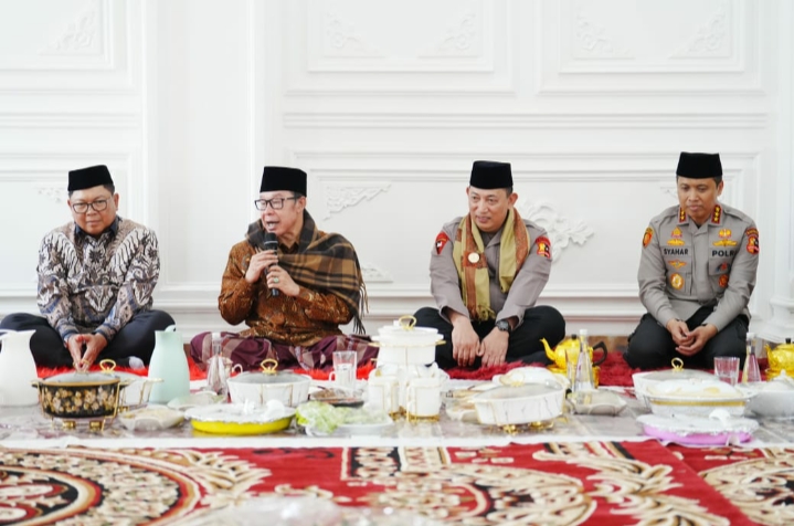 Kunjungi Buntet Pesantren Cirebon, Kapolri Silaturahmi ke Dewan Sepuh hingga Resmikan Pondok 5 IMG 20250422 210303
