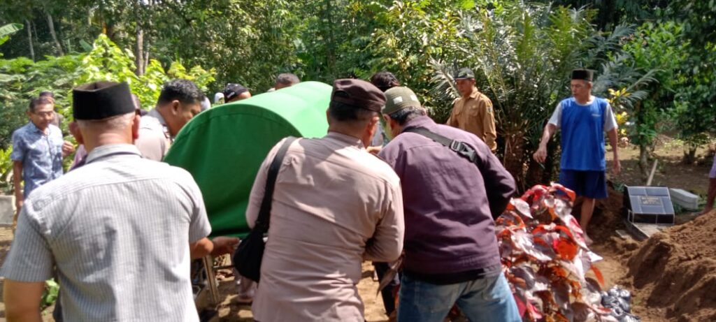 Anggota Polsek Buluspesantren Ikut Menggali Makam demi Bantu Sahabatnya 4 WhatsApp Image 2025 04 23 at 10.45.33