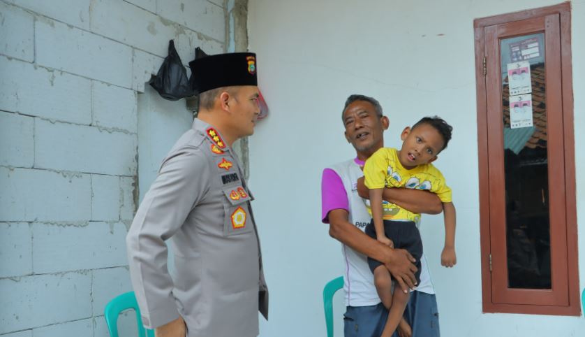 Polisi Beri Bantuan Kursi Roda untuk Penderita Celebral Palsy-Lansia di Bekasi dan Karawang 2 oijk