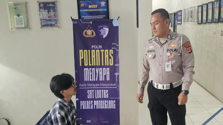 Satlantas Polres Pandeglang Gelar Program “POLANTAS MENYAPA” Berikan Pelayanan Prima Kepada Pemohon SIM 9 IMG 20251108 115210