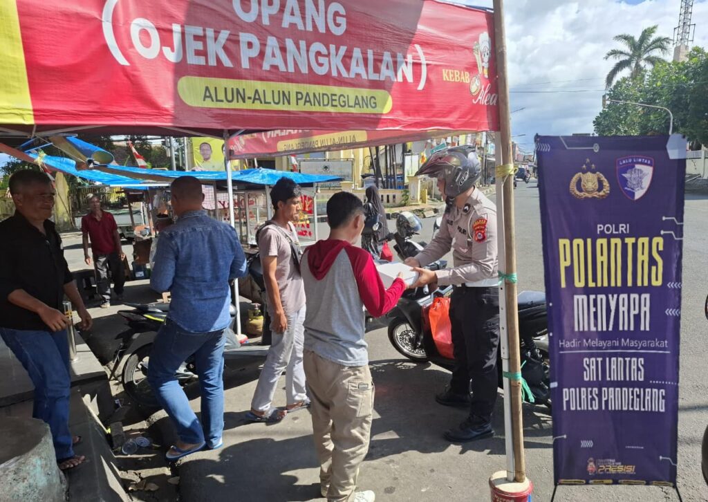 Satlantas Polres Pandeglang Gelar Kegiatan “Polantas Menyapa”, Berikan Himbauan Kamtibmas dan Bagikan Nasi Kotak kepada Tukang Ojek Pangkalan 10 WhatsApp Image 2025 11 07 at 10.32.00