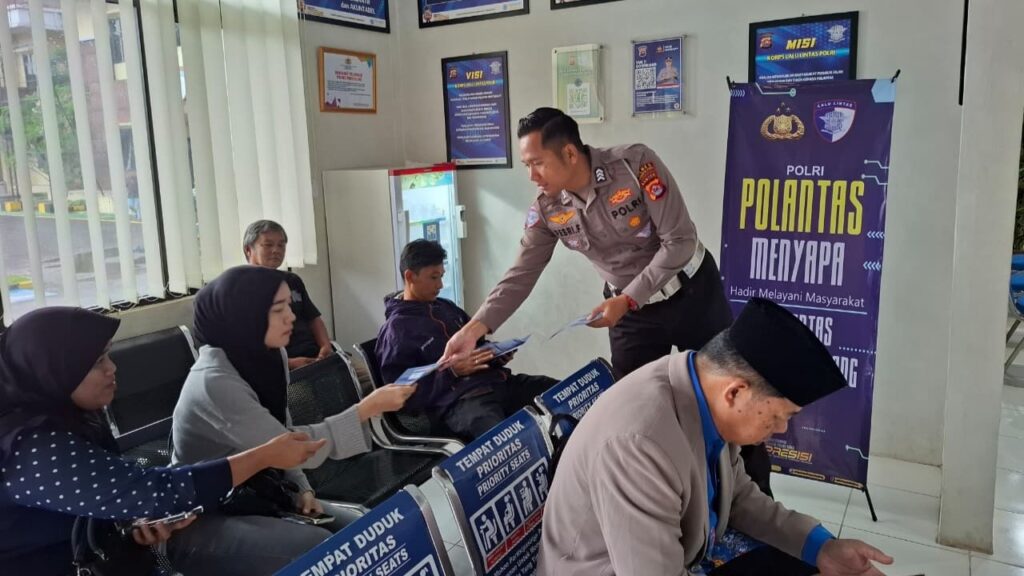 Satlantas Polres Pandeglang Gelar “Polantas Menyapa”, Wujudkan Pelayanan Prima Bagi Pemohon SIM 8 WhatsApp Image 2025 11 10 at 09.11.35