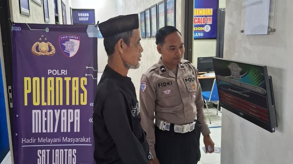 Satlantas Polres Pandeglang Berikan Pelayanan Prima kepada Pemohon SIM 7 WhatsApp Image 2025 11 11 at 09.10.32
