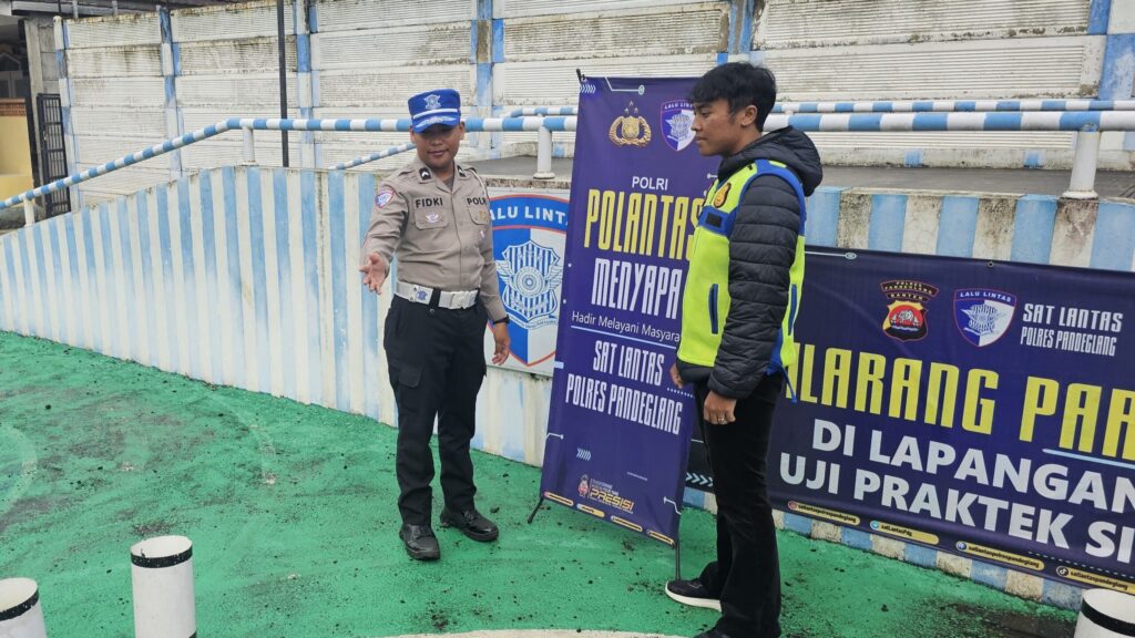 Satlantas Polres Pandeglang Gelar Coaching Clinic Bagi Pemohon SIM dalam Program “Polantas Menyapa” 5 WhatsApp Image 2025 11 13 at 10.59.17 scaled