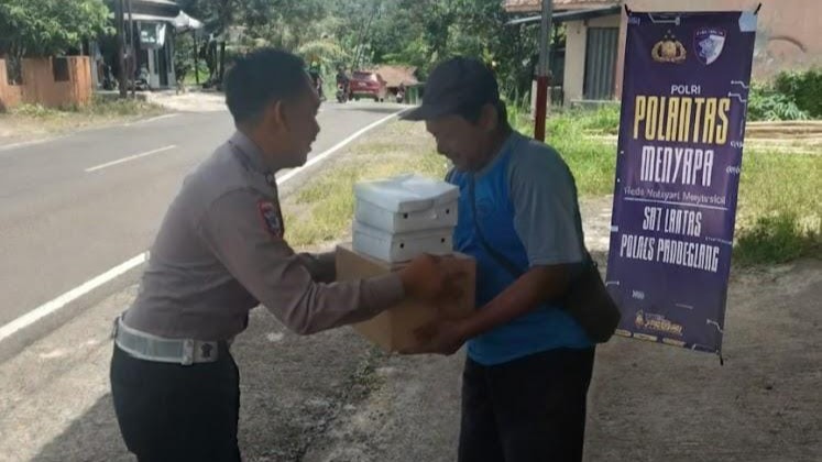 Satlantas Polres Pandeglang Gelar Jumat Berkah “Polantas Menyapa” dengan Membagikan Nasi Kotak kepada Masyarakat 4 WhatsApp Image 2025 11 14 at 11.13.53