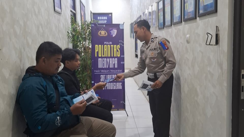 Satlantas Polres Pandeglang Gelar Program “Polantas Menyapa” Berikan Pelayanan Prima Kepada Pemohon SIM 3 WhatsApp Image 2025 11 17 at 10.42.47