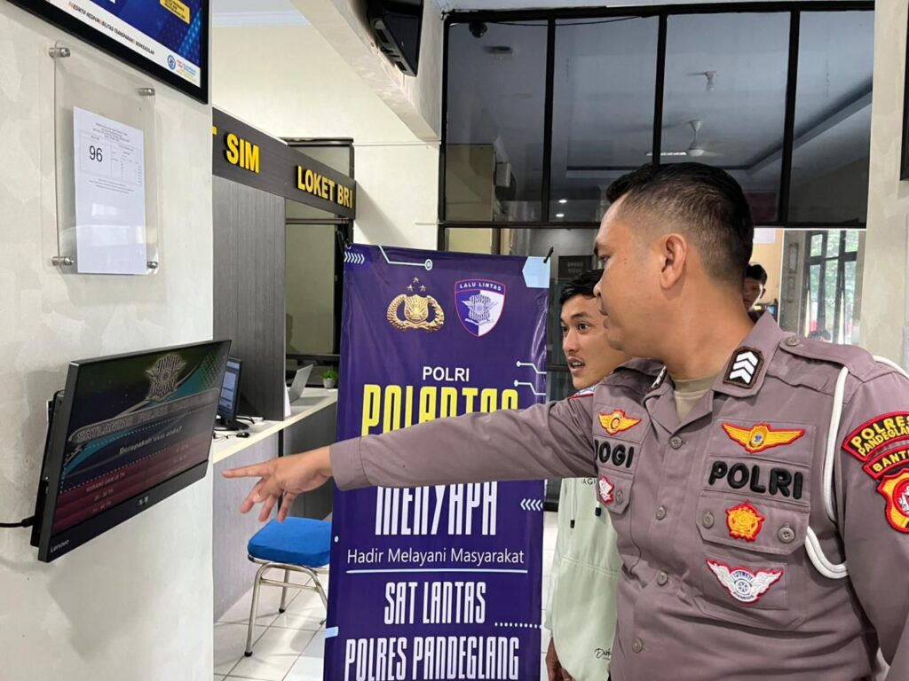 Satlantas Polres Pandeglang Berikan Pelayanan Prima kepada Pemohon SIM di Satpas Polres Pandeglang 2 WhatsApp Image 2025 11 18 at 11.30.01