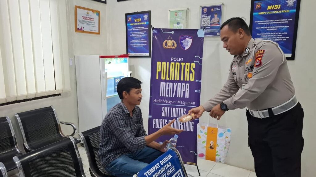 Satlantas Polres Pandeglang Gelar Program “Polantas Menyapa” Berikan Pelayanan Prima kepada Pemohon SIM 10 WhatsApp Image 2025 11 19 at 09.20.47
