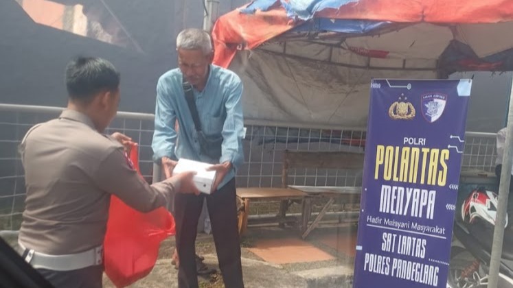 Satlantas Polres Pandeglang Gelar Kegiatan Jumat Berbagi Melalui Program “Polantas Menyapa” 8 WhatsApp Image 2025 11 21 at 09.37.54