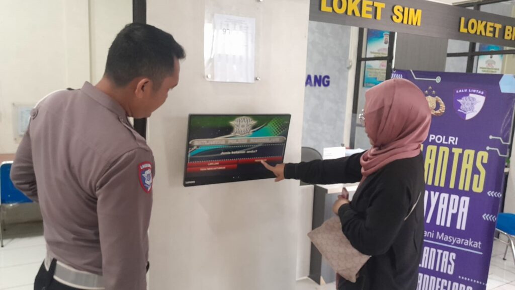Satlantas Polres Pandeglang Gelar Pelayanan Prima dalam Program “Polantas Menyapa” 5 WhatsApp Image 2025 11 25 at 10.09.13