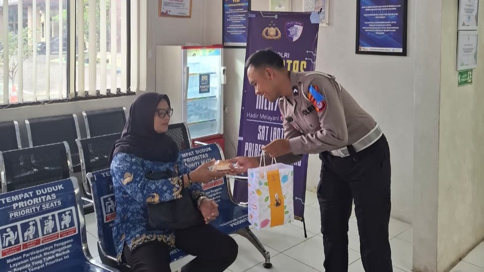 Satlantas Polres Pandeglang Laksanakan Program “Polantas Menyapa” Berikan Pelayanan Prima Kepada Pemohon SIM 4 WhatsApp Image 2025 11 26 at 10.39.43