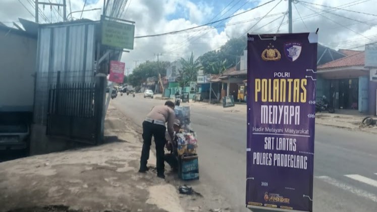 Satlantas Polres Pandeglang Gelar “Jumat Berbagi” dalam Program Polantas Menyapa, Bagikan Nasi Kotak kepada Warga Kurang Mampu 2 WhatsApp Image 2025 11 28 at 10.02.48