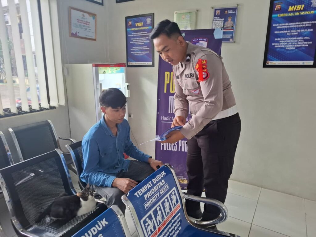 Satlantas Polres Pandeglang Gelar Pelayanan Prima kepada Pemohon SIM melalui Program Polantas Menyapa 7 WhatsApp Image 2025 12 22 at 08.45.02