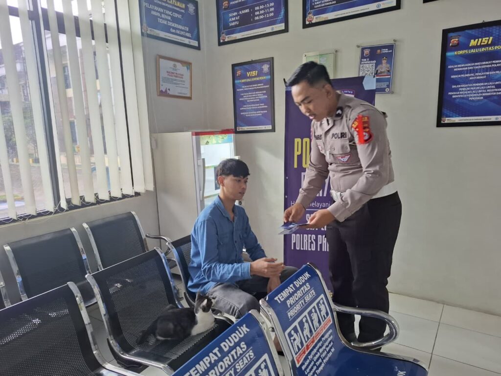 Satlantas Polres Pandeglang Gelar Program Polantas Menyapa di Satpas 4 WhatsApp Image 2025 12 27 at 11.39.09