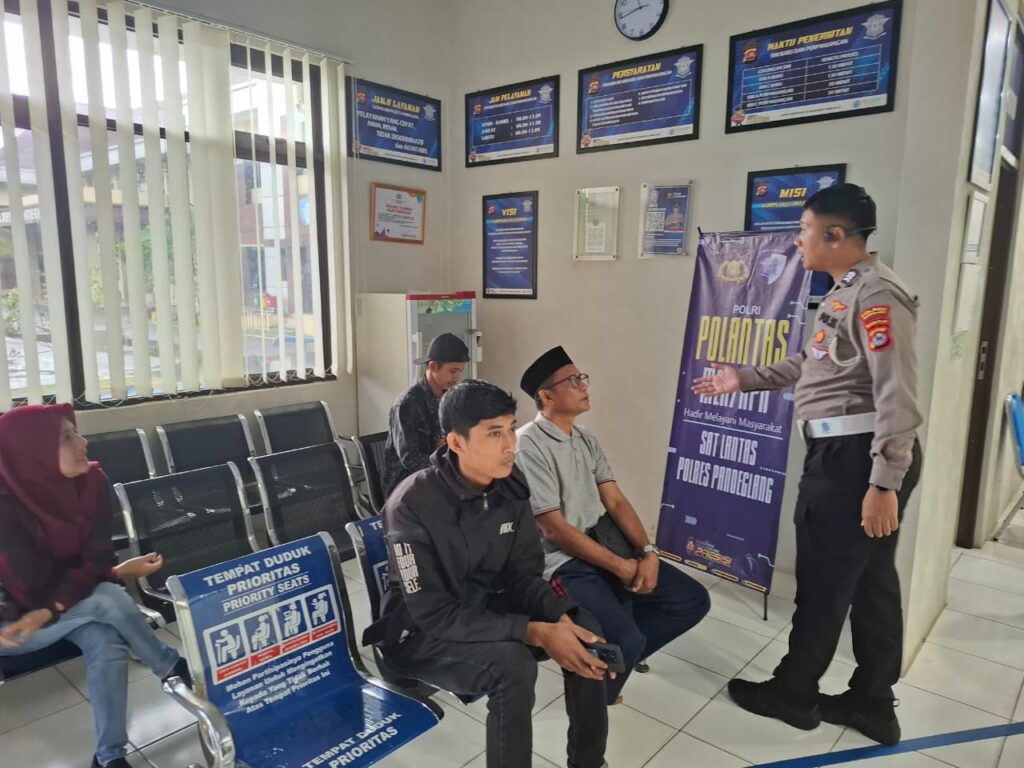 Satlantas Polres Pandeglang Gelar Coaching Clinic kepada Pemohon SIM dalam Rangka Polantas Menyapa 2 WhatsApp Image 2026 01 03 at 08.53.34