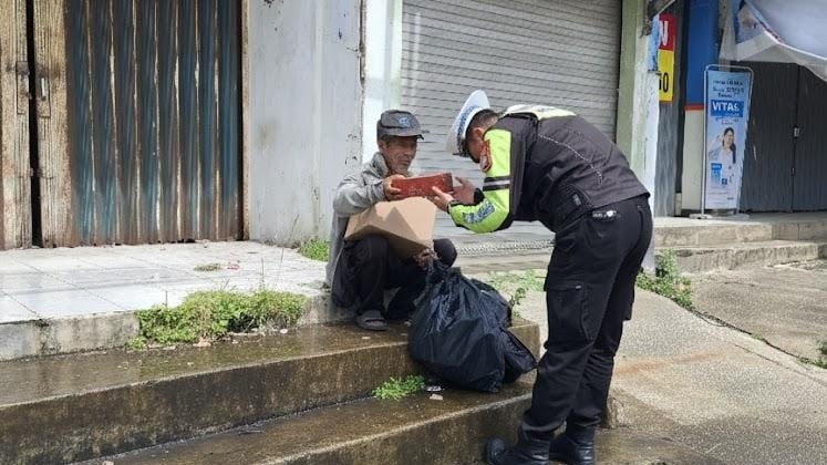 Satlantas Polres Pandeglang Gelar Jumat Berkah dalam Program Polantas Menyapa 7 WhatsApp Image 2026 01 23 at 10.00.21