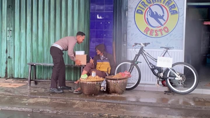Satlantas Polres Pandeglang Laksanakan Jumat Berkah Melalui Program Polantas Menyapa 1 WhatsApp Image 2026 01 30 at 09.28.38