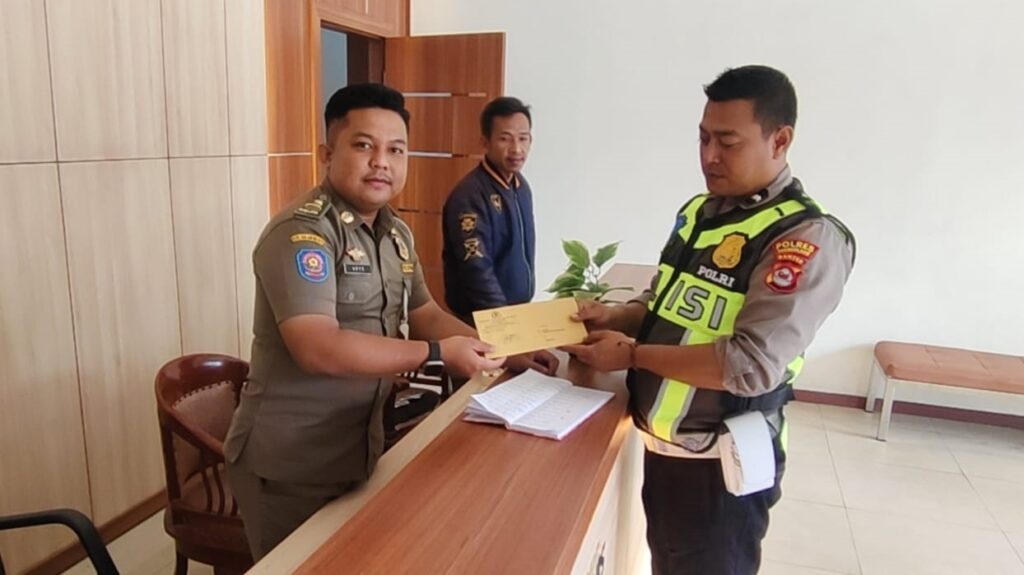 Perkuat Sinergitas Lintas Sektor, Satlantas Polres Pandeglang Distribusikan Surat Pemberitahuan Operasi Keselamatan 2026 10 WhatsApp Image 2026 01 31 at 12.49.03