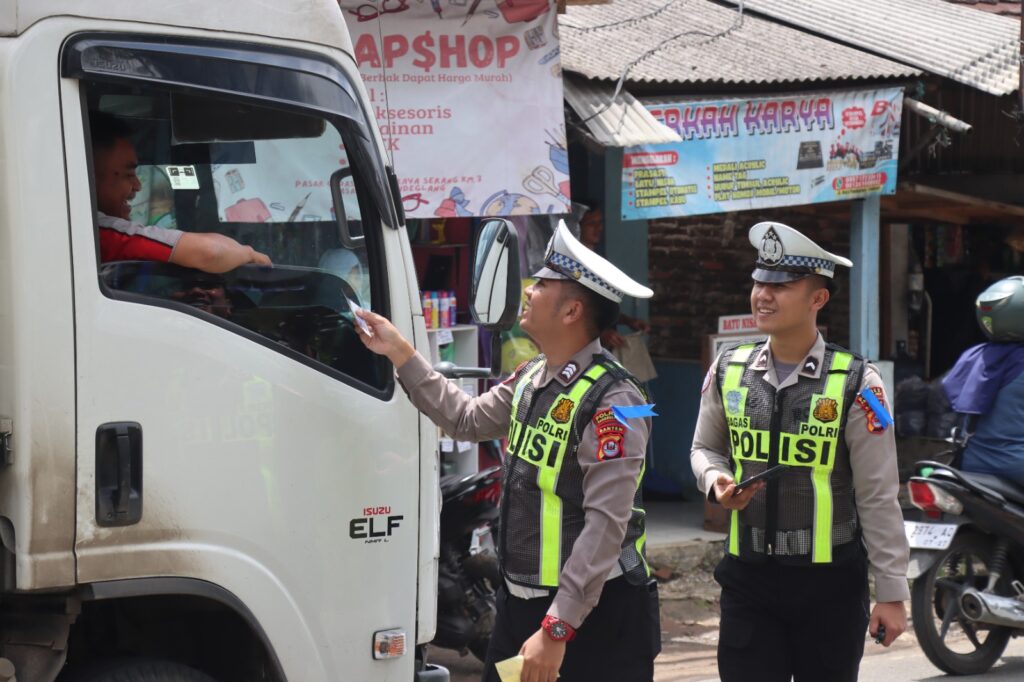 Satlantas Polres Pandeglang Bagikan Stiker dan Brosur Keselamatan Berkendara pada Operasi Keselamatan 2026 6 WhatsApp Image 2026 02 02 at 11.53.32 1