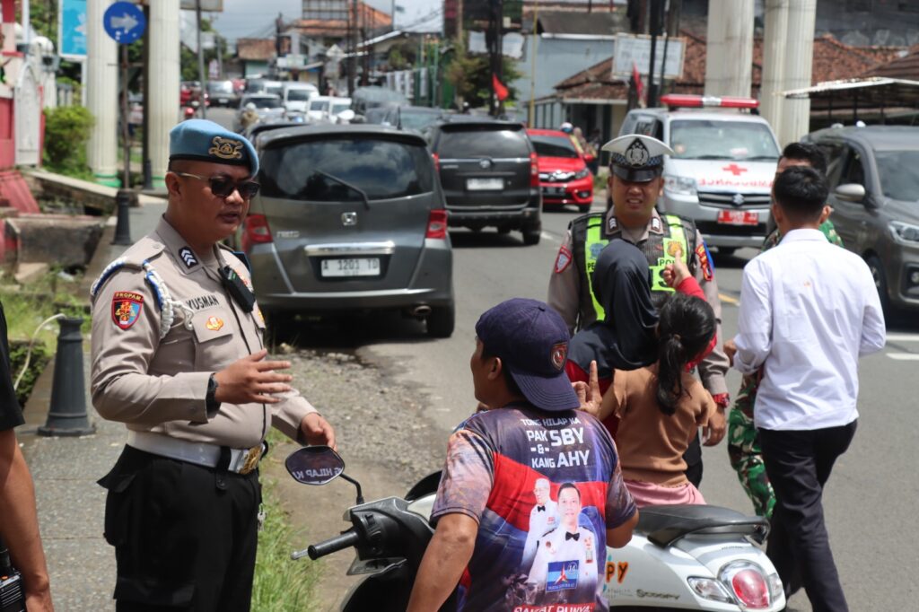 Hari Pertama Operasi Keselamatan, Satlantas Polres Pandeglang Tertibkan Pengendara di Jalan Raya 7 WhatsApp Image 2026 02 02 at 11.53.32