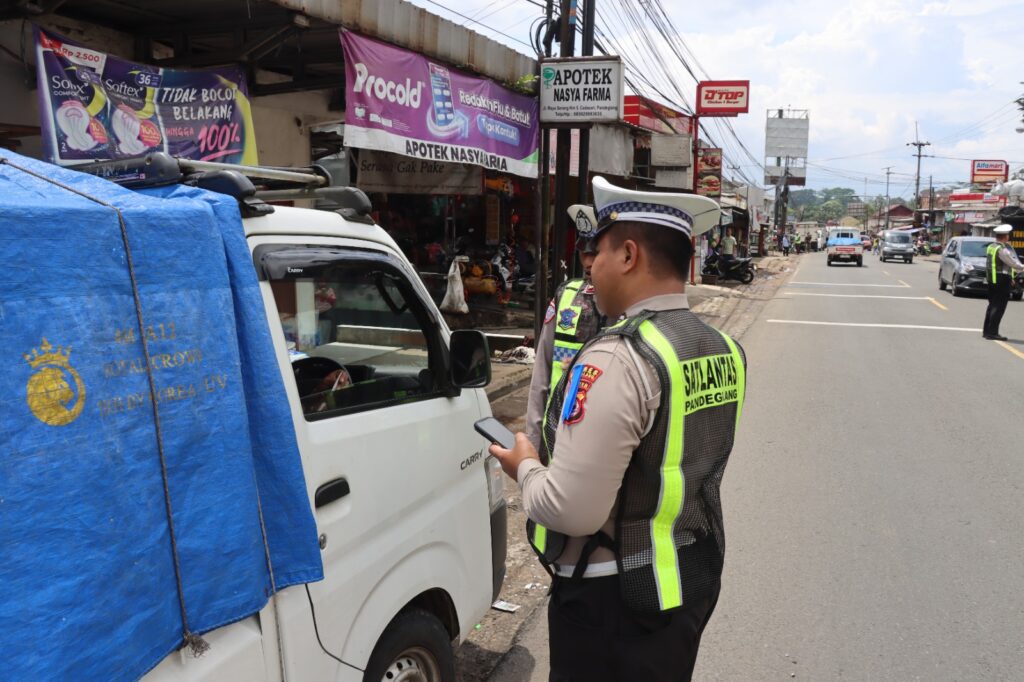 Hari Kedua Operasi Keselamatan 2026, Satlantas Polres Pandeglang Himbau dan Berikan Teguran Tertulis kepada Kendaraan Muatan Berlebih 4 WhatsApp Image 2026 02 02 at 11.53.35