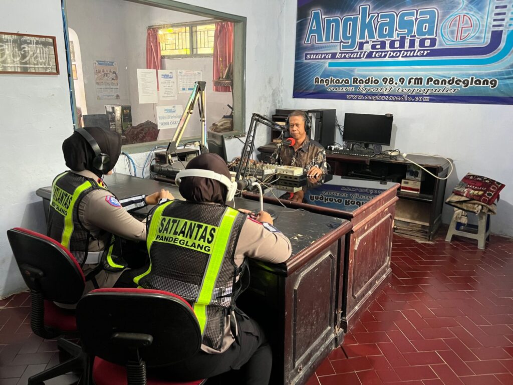 Lewat Talkshow Radio Angkasa, Satlantas Polres Pandeglang Edukasi Masyarakat soal Operasi Keselamatan 5 WhatsApp Image 2026 02 02 at 13.20.39
