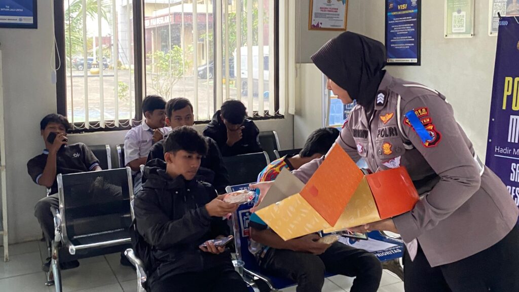 Satlantas Polres Pandeglang Gelar Pelayanan Prima “Polantas Menyapa” kepada Pemohon SIM 1 WhatsApp Image 2026 02 04 at 11.13.34