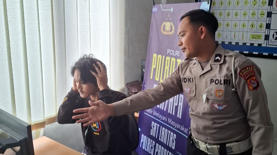 Satlantas Polres Pandeglang Tunjukkan Pelayanan Prima dalam Kegiatan “Polantas Menyapa” 4 WhatsApp Image 2026 02 12 at 11.10.23