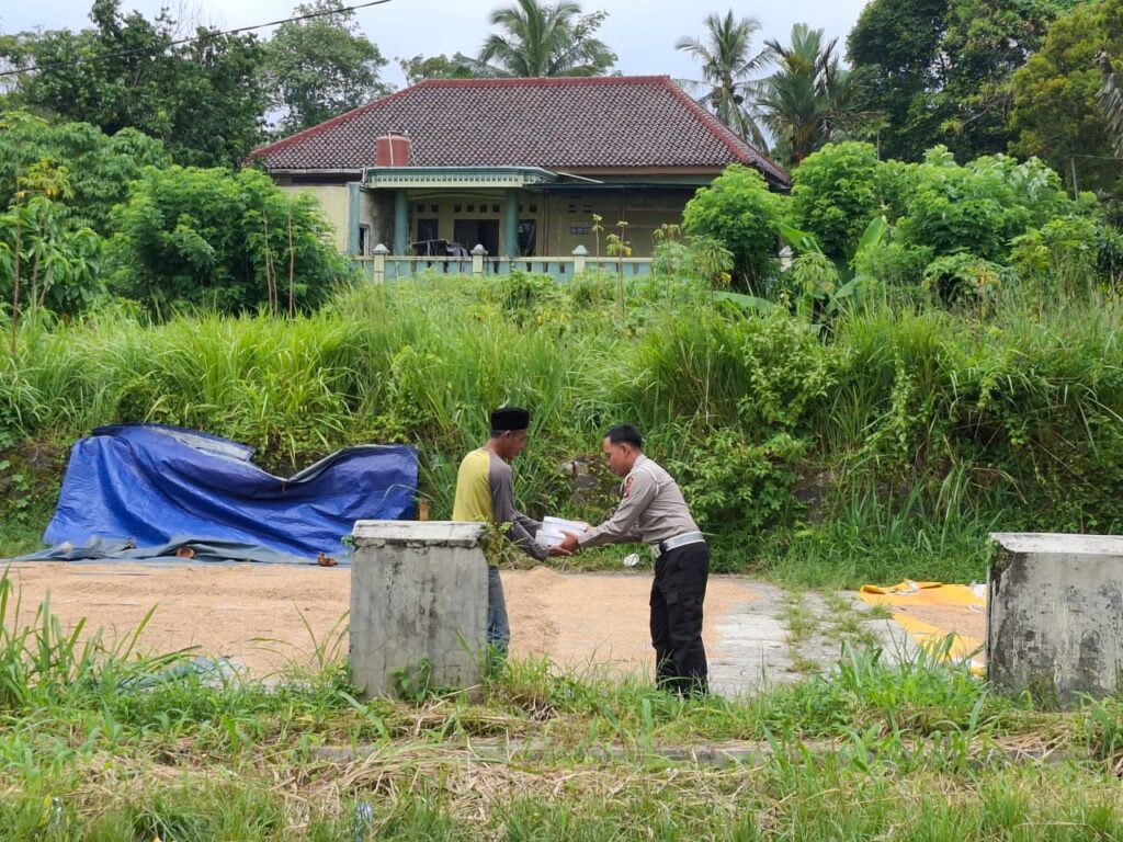 Satlantas Polres Pandeglang Gelar Jumat Berkah dalam Program Polantas Menyapa, Salurkan Sembako dan Nasi Kotak kepada Warga Membutuhkan 2 WhatsApp Image 2026 02 13 at 08.46.36