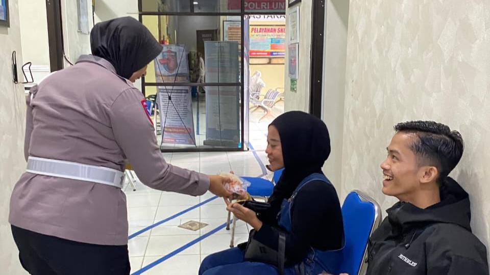 Satlantas Polres Pandeglang Gelar Program “Polantas Menyapa”, Berikan Pelayanan Prima kepada Pemohon SIM 7 WhatsApp Image 2026 02 18 at 08.14.20