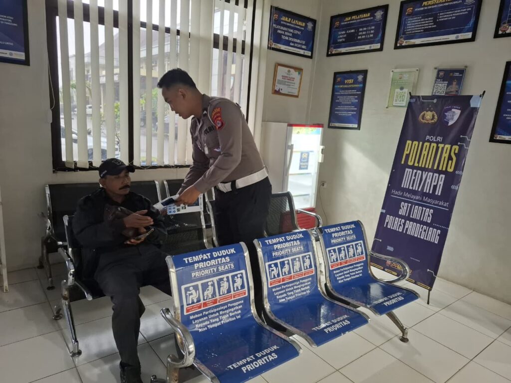 Polantas Menyapa! Satlantas Polres Pandeglang Berikan Pelayanan Prima kepada Pemohon SIM 3 WhatsApp Image 2026 02 21 at 09.40.06