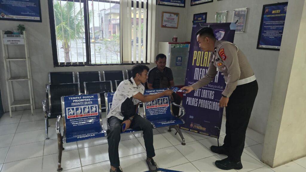 Humanis dan Edukatif, Satlantas Polres Pandeglang Gelar Program Polantas Menyapa di Satpas SIM 2 WhatsApp Image 2026 02 23 at 09.47.26