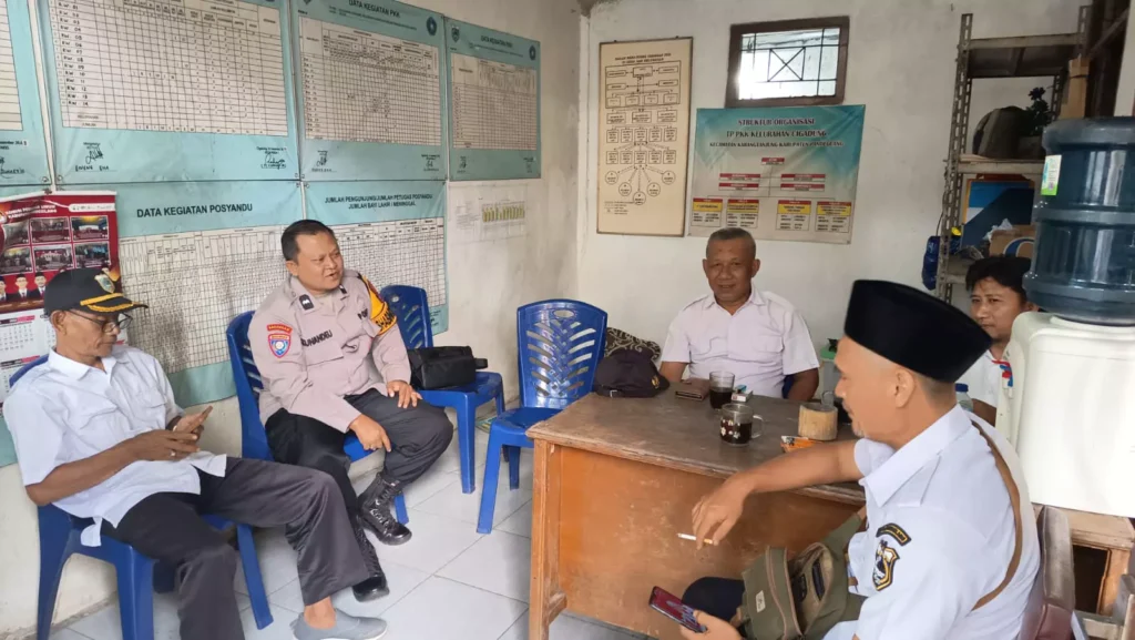 Bhabinkamtibmas Polsek Cadasari Polres Pandeglang Laksanakan Sambang dan Silaturahmi ke Staf Kelurahan Cigadung 5 MConverter.eu WhatsApp Image 2026 05 07 at 01.01.15