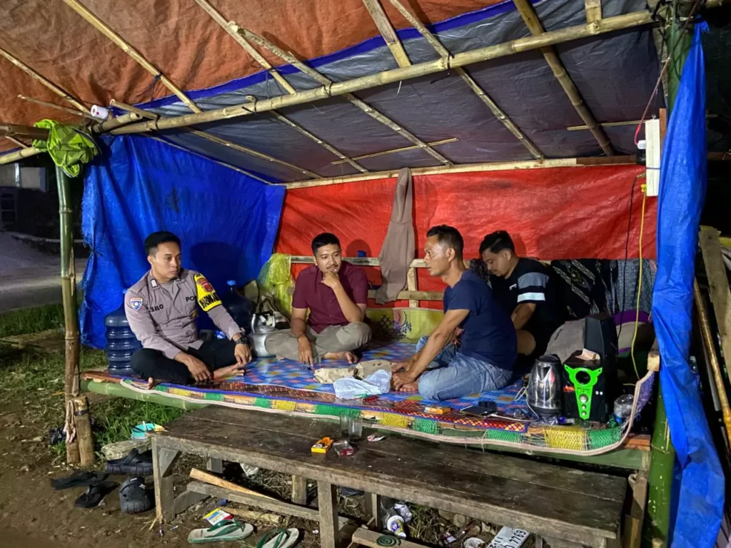 Perkuat Keamanan Lingkungan, Bhabinkamtibmas Polsek Mandalawangi Gelar Ronda Malam Bersama Warga Binaan 2 MConverter.eu WhatsApp Image 2026 05 15 at 22.05.57