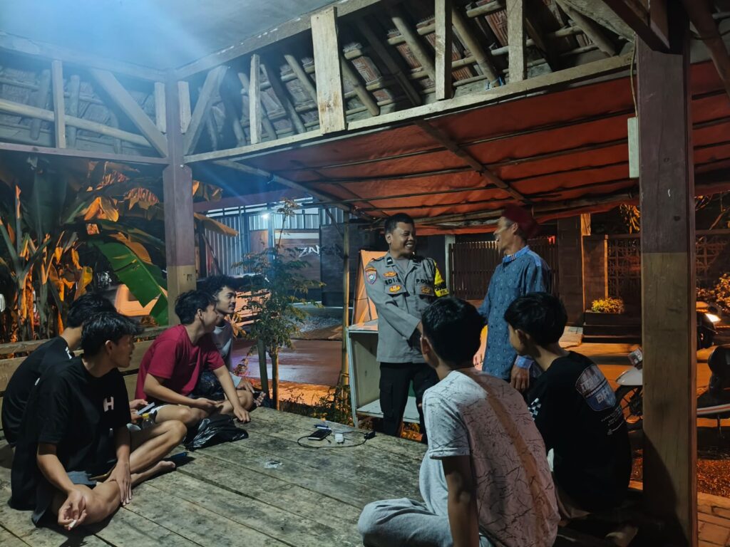 Bhabinkamtibmas Polsek Pandeglang Sambangi Poskamling Cikuya Hilir, Ajak Warga Perkuat Keamanan Lingkungan 3 WhatsApp Image 2026 05 03 at 00.46.48