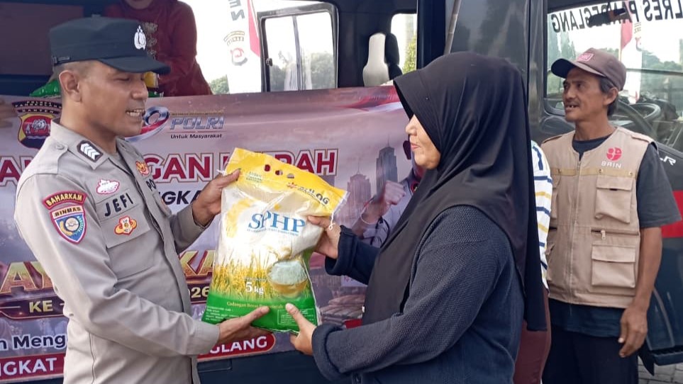 Polres Pandeglang Bagikan Sembako Gratis untuk Warga di Momentum Hari Bhayangkara Ke-80 1 WhatsApp Image 2026 07 01 at 11.26.00